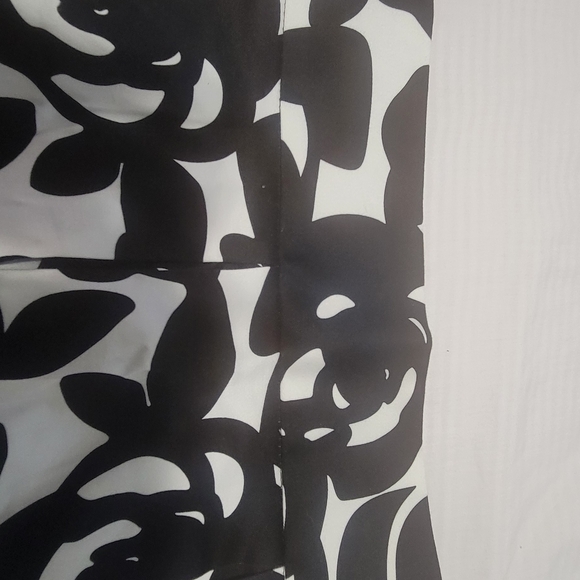 Lena Gabrielle Chic Black and White Floral pleated Skirt Size 10 - Picture 6 of 6